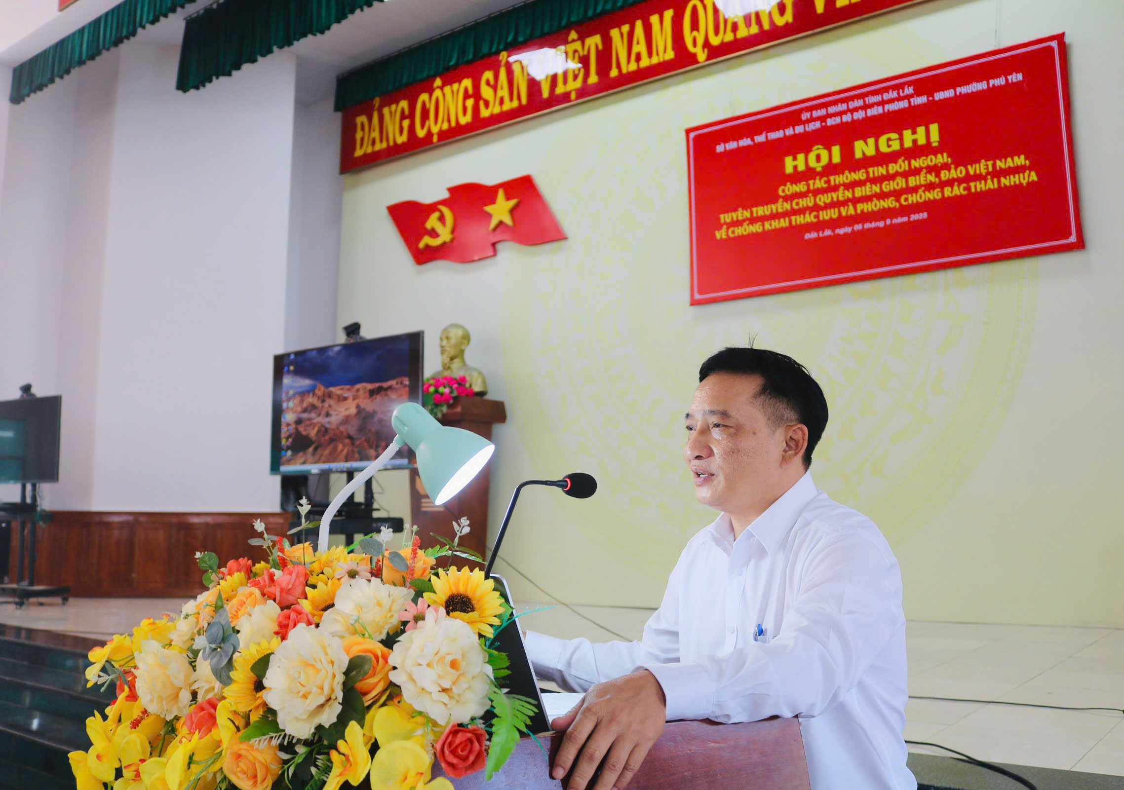 Ông Nguyễn Quốc Hiệp, Phó Giám đốc Sở VHTTDL báo cáo chuyên đề tại Hội nghị